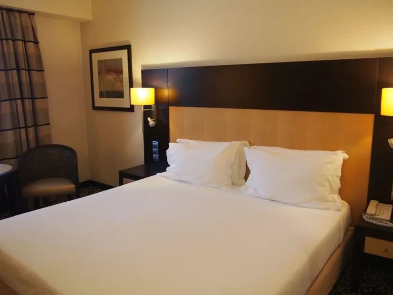 Habitación de hotel con la cama recién hecha