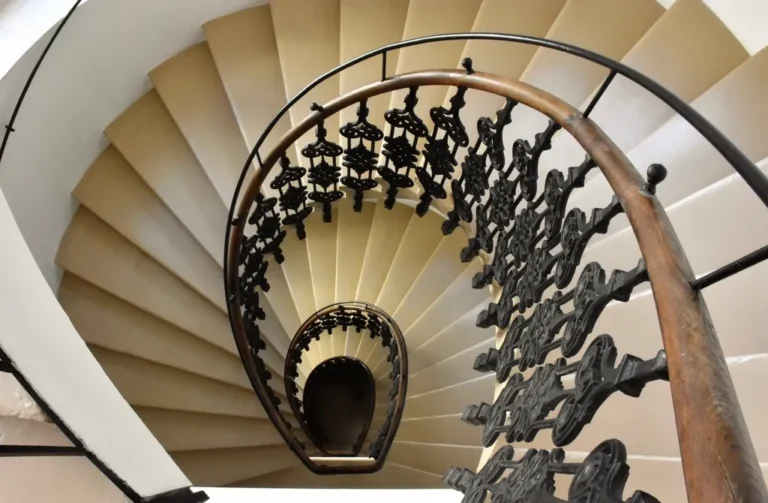Escalera de caracol de un edificio