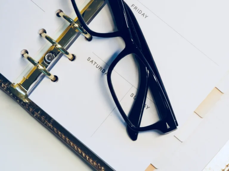 Agenda de anillas abierta con unas gafas