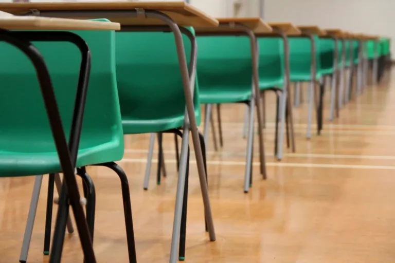Aula vacía con pupitres alineados