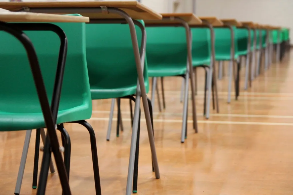 Aula vacía con pupitres alineados