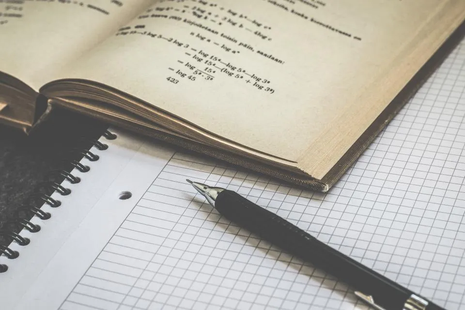 Cuaderno abierto con un bolígrafo