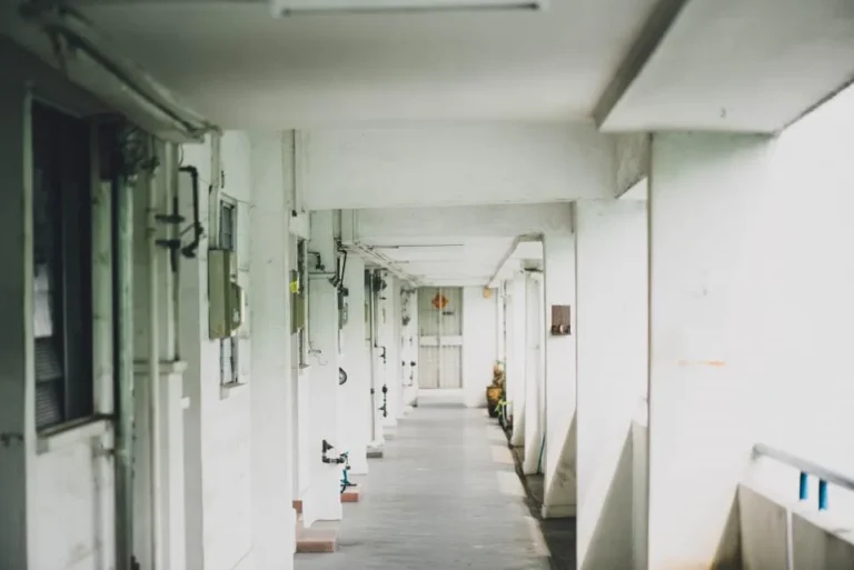 Pasillo de un edificio educativo