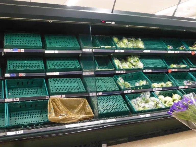 Estanterías vacías en un supermercado