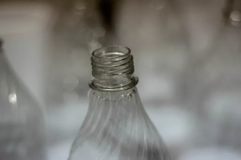Botella de plástico en primer plano