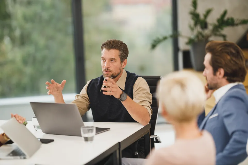 Reunión de trabajo alrededor de una mesa