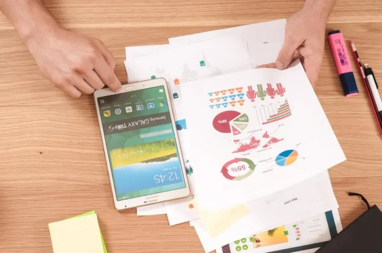 Gráficos impresos y un teléfono móvil sobre una mesa