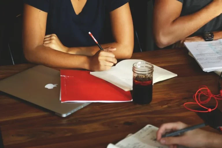 Manos con un cuaderno en una reunión