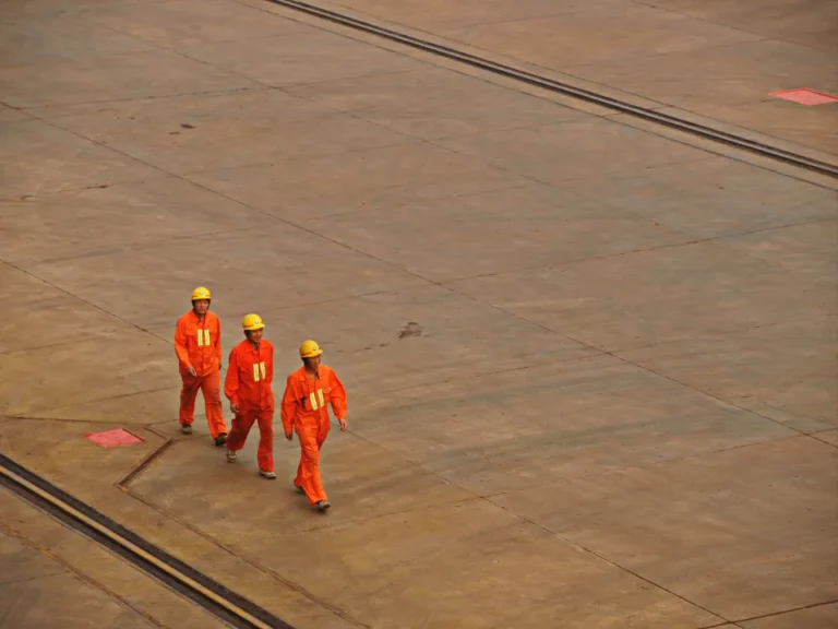 Trabajadores con ropa de alta visibilidad