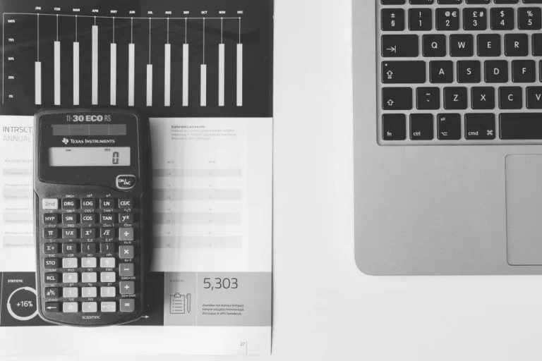 Calculadora, cuaderno y portátil