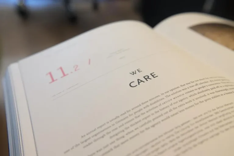 Libro abierto sobre una mesa
