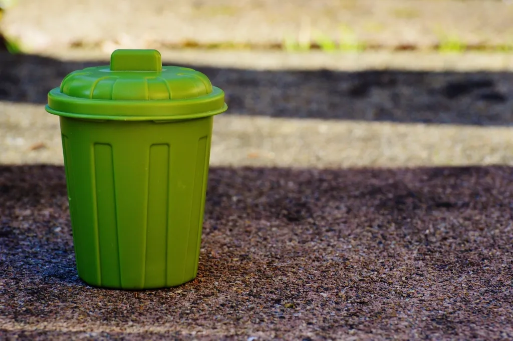 Contenedor de basura verde