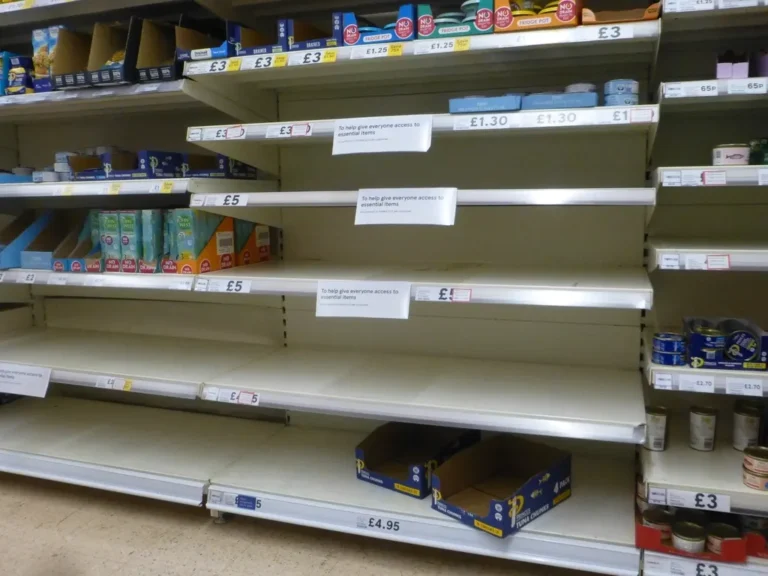 Estanterías de supermercado vacías