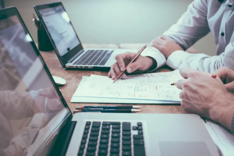Portátil y papeles de trabajo sobre una mesa