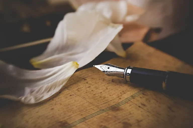 Mano firmando con una pluma