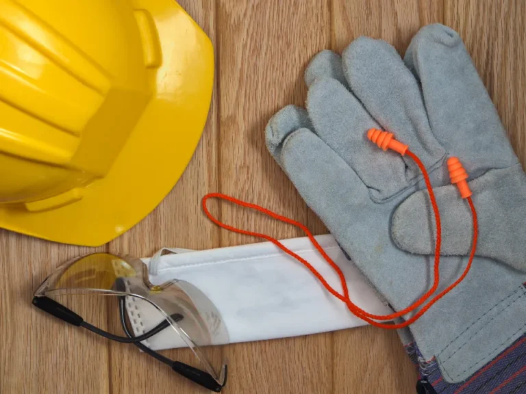 Guantes de trabajo y casco