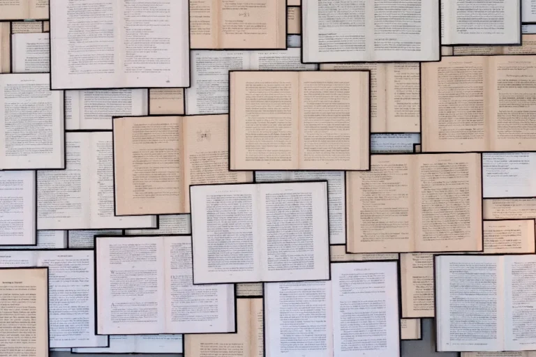 Pared cubierta de notas de papel