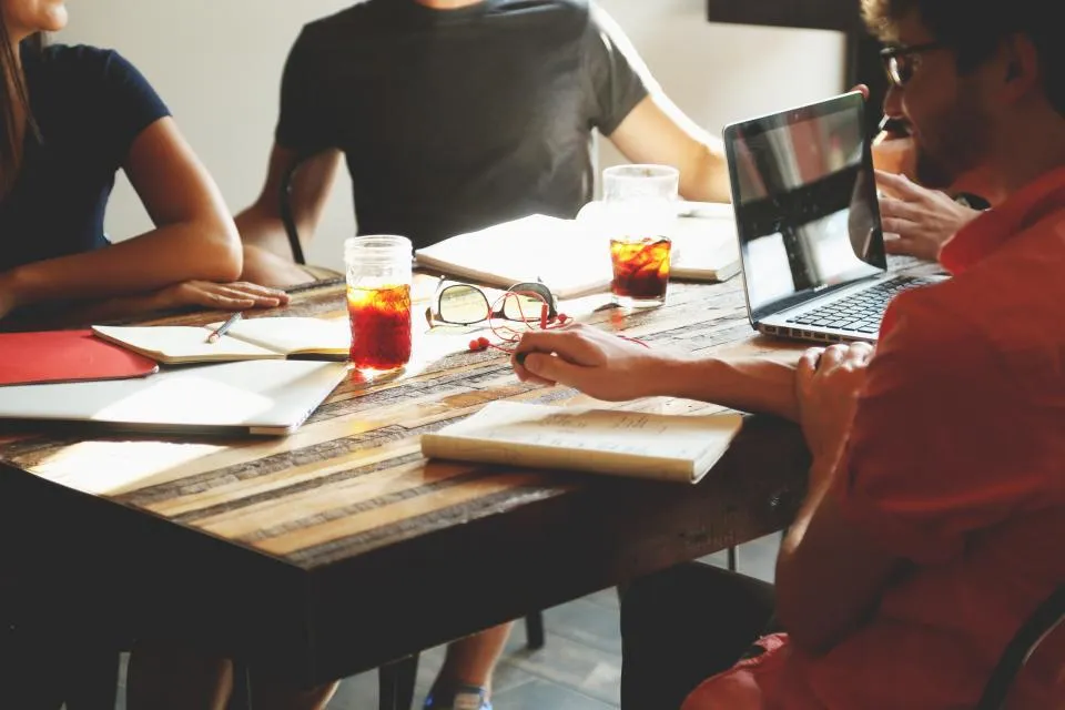 Equipo reunido alrededor de una mesa