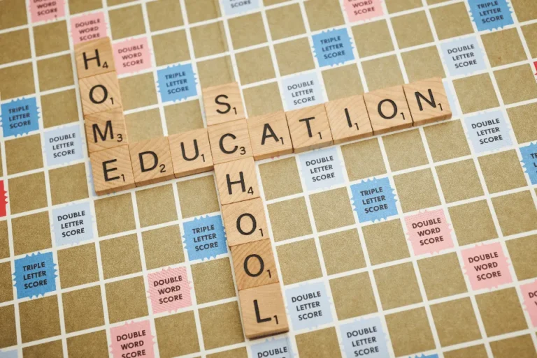 Letras de juego que forman la palabra educación