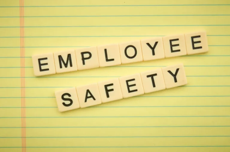 Letras que forman las palabras «employee safety»