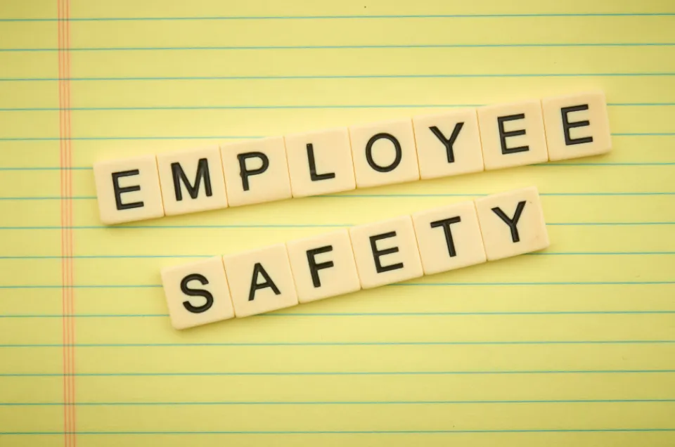 Letras que forman las palabras «employee safety»
