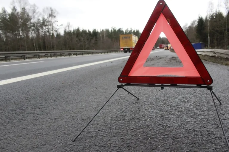 Triángulo de emergencia en la carretera