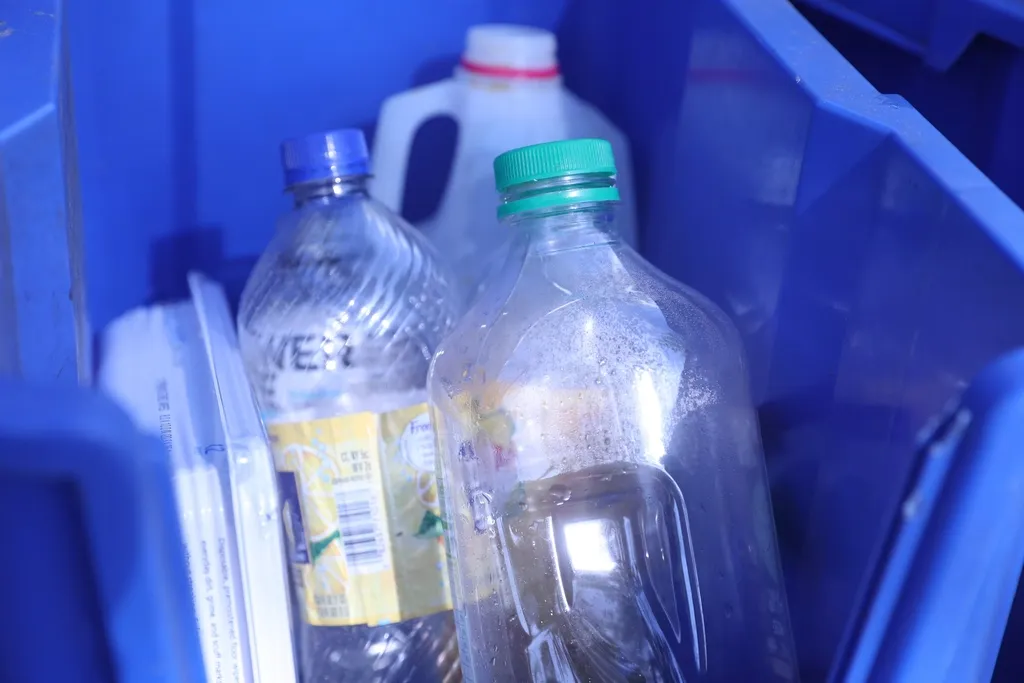 Botellas de plástico azules