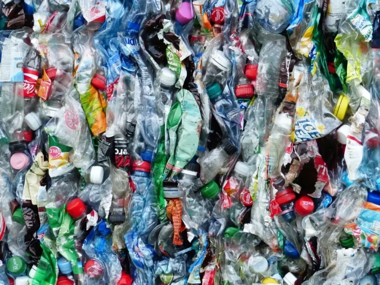 Montón de botellas de plástico