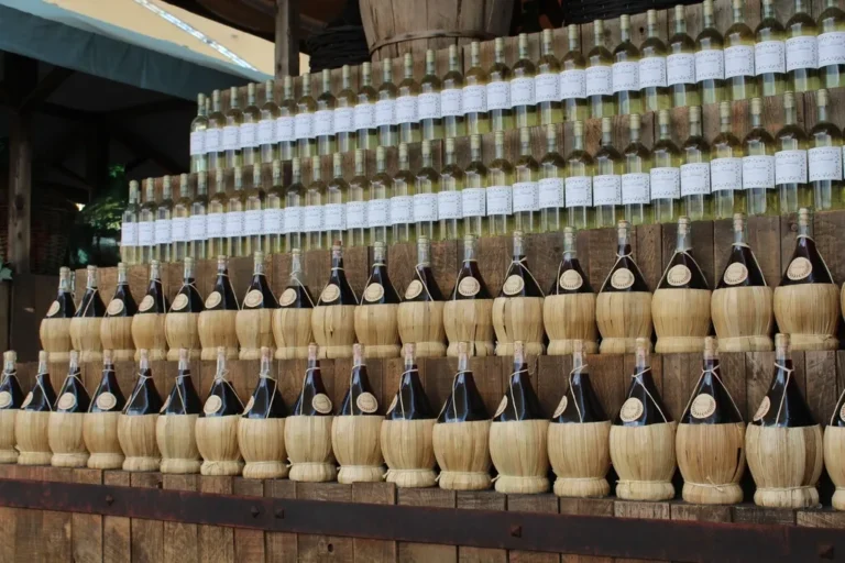 Botellas alineadas en estanterías