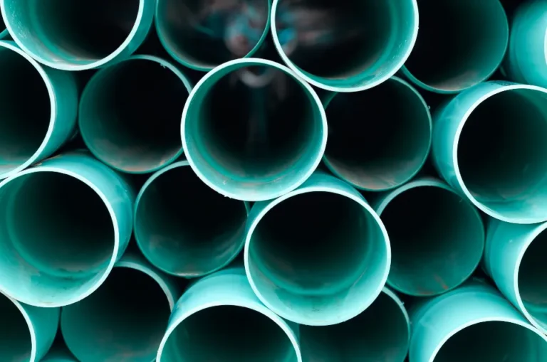 Tuberías de plástico apiladas