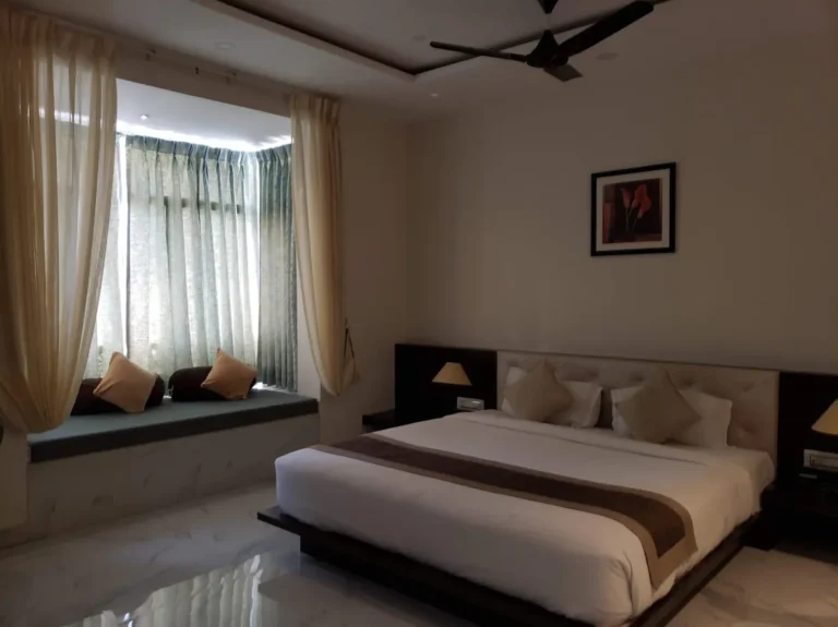 Habitación de hotel con la cama hecha