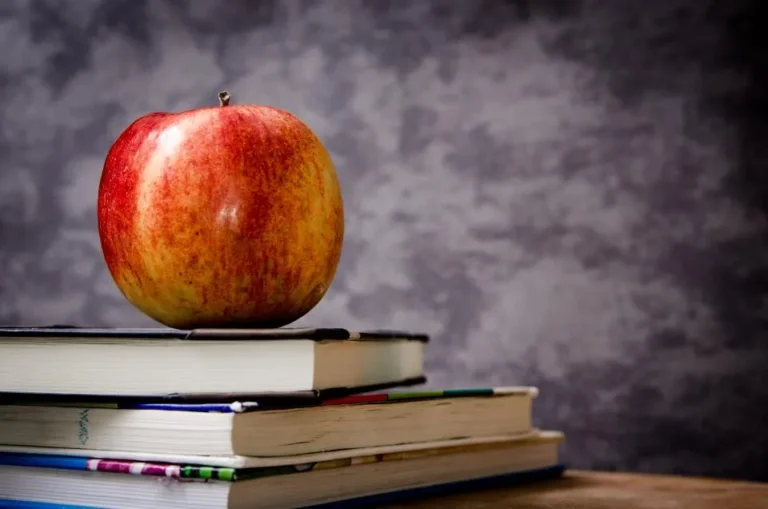 Manzana sobre libros de texto