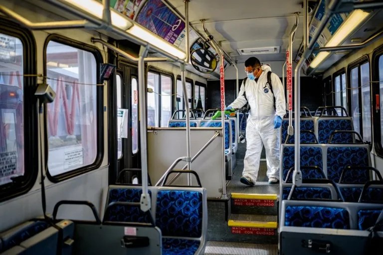 Desinfección del interior de un autobús