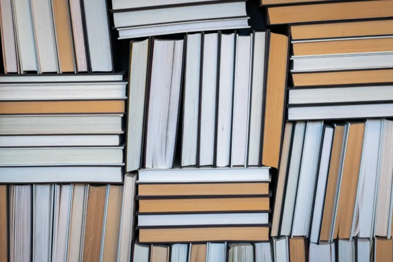 Libros apilados en una estantería