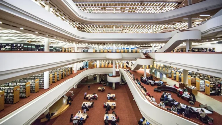 Biblioteca de varias plantas