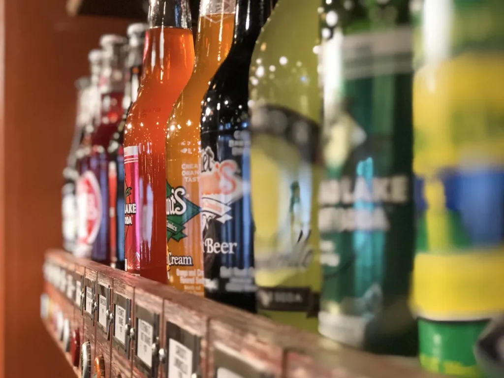 Botellas alineadas en un estante
