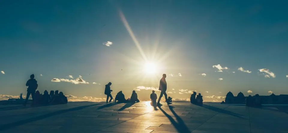 Personas caminando bajo el sol