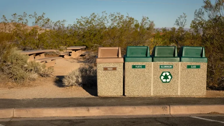 Contenedores de basura y reciclaje