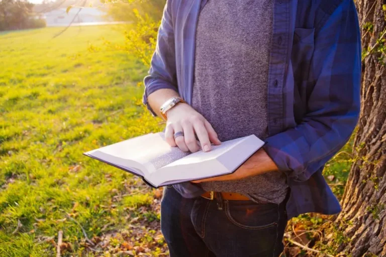 Estudiante con un cuaderno