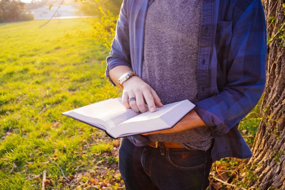 Estudiante con un cuaderno