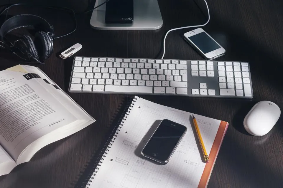 Teclado de ordenador y cuaderno