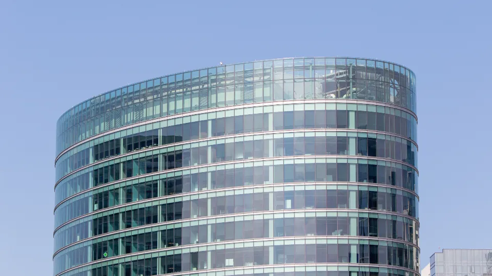 Edificio de oficinas acristalado