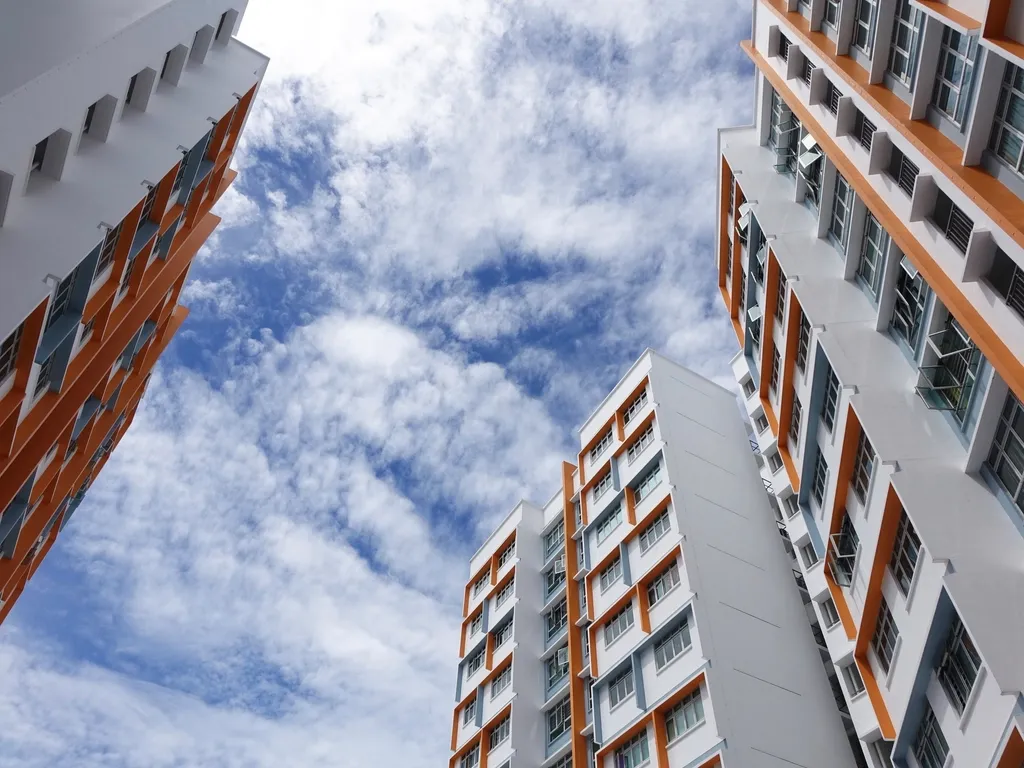 Edificios de oficinas contra el cielo