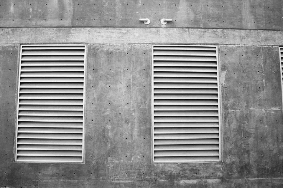 Rejillas de ventilación en una fachada