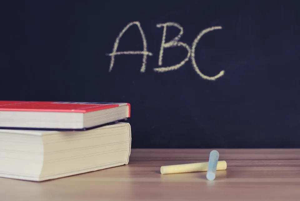 Pizarra con letras y libros