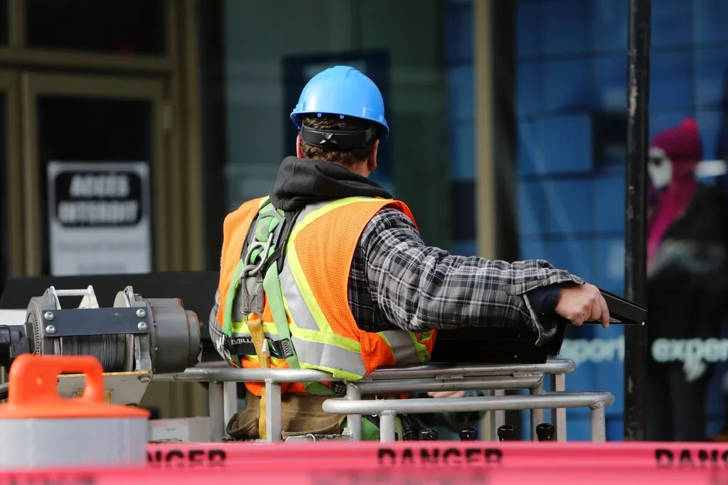 Trabajador con casco y chaleco de alta visibilidad