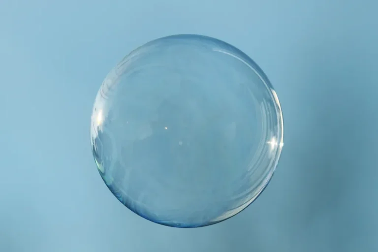 Pompa de jabón sobre un fondo azul