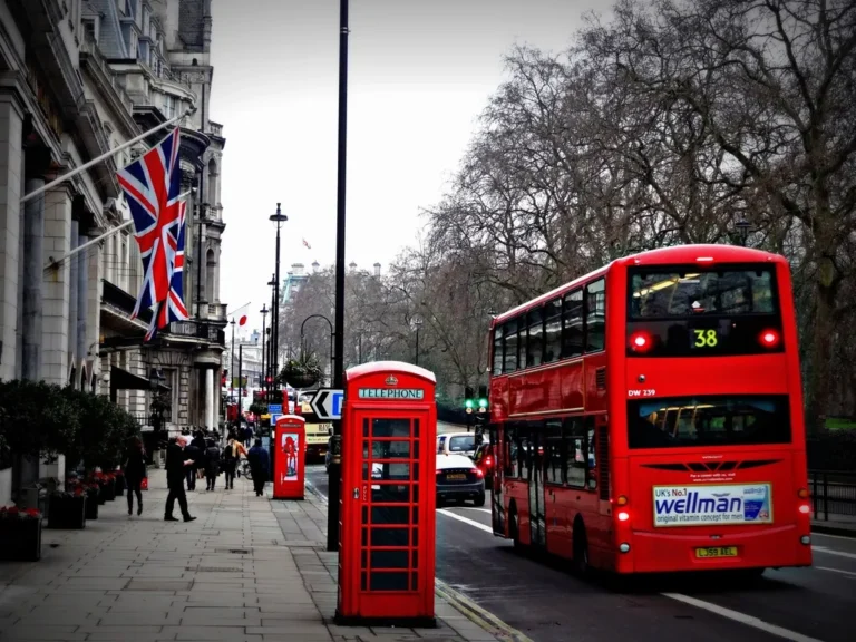 Autobuses rojos en una calle de Londres