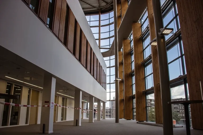 Interior de un edificio moderno