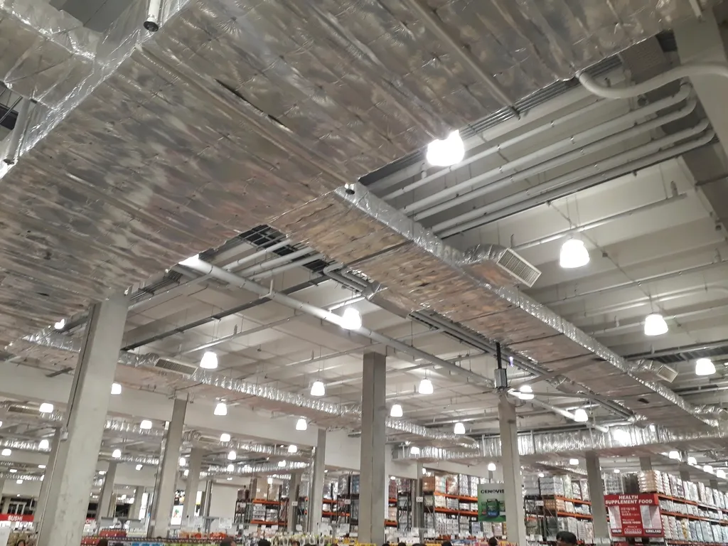 Gran nave comercial con el suelo despejado